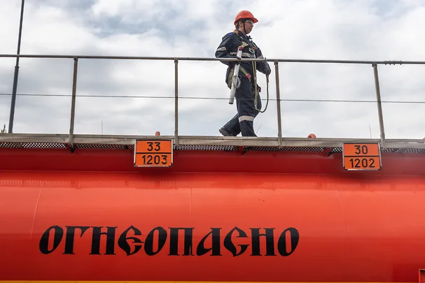 El combustible se lleva a las barreras