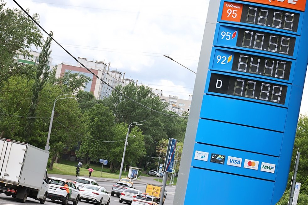 ¿Por qué se ha acelerado el aumento de los precios de la gasolina y el diésel? Explican los expertos de "La Gazeta Rusa".